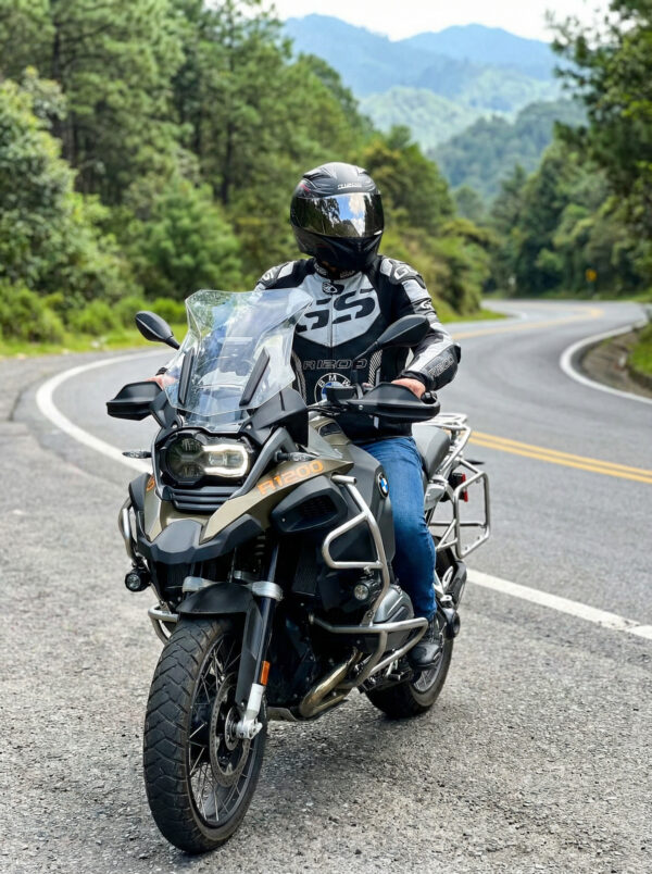 image_Pippit_202601071438 Blouson Gomax-BMW-GS01
