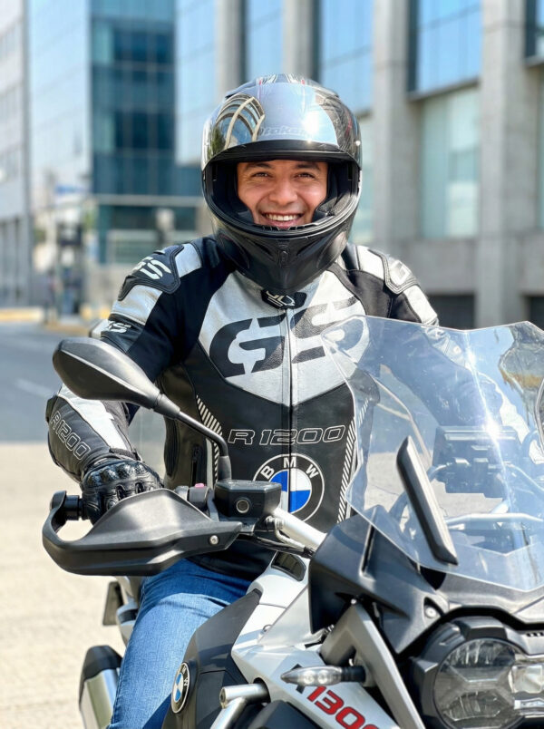 image_Pippit_202601071438(1) Blouson Gomax-BMW-GS01